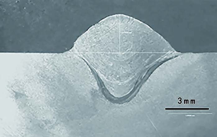 焊縫下方的深色區(qū)域顯示出良好的 MIG 焊縫的深度熔深和完全熔合。