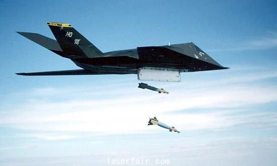 資料圖：F-117投下兩枚激光制導炸彈。